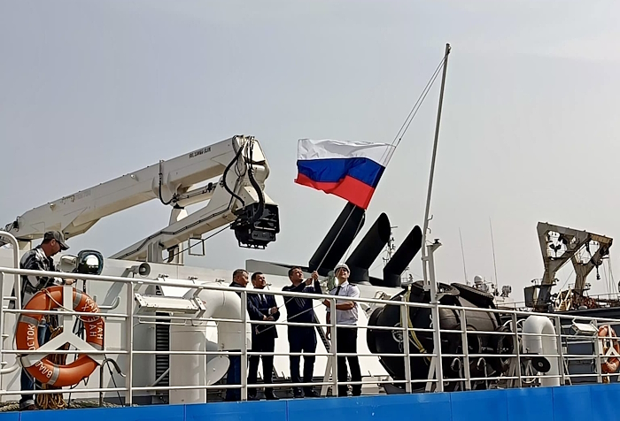Рождение судна: на краболове «Капитан Хазан» торжественно подняли флаг