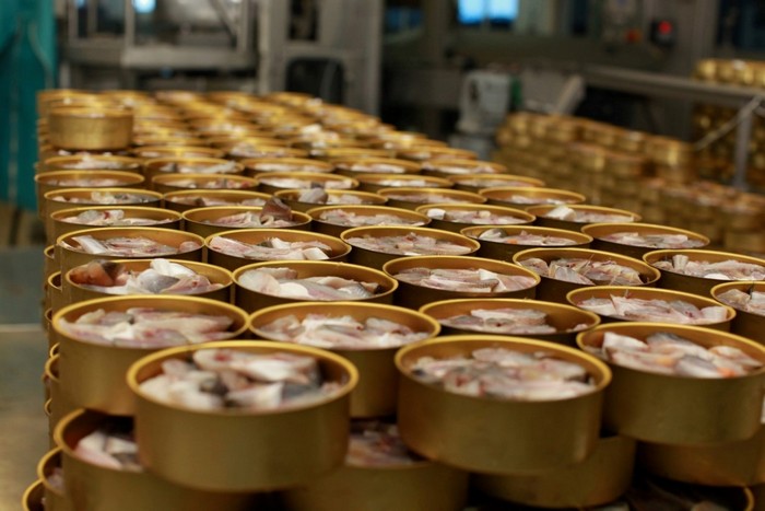 ﻿Российские производители рыбных консервов столкнулись с нехваткой сырья для упаковки